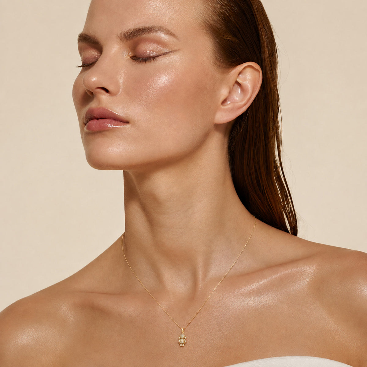 Dije de niña en pavé puesto al cuello