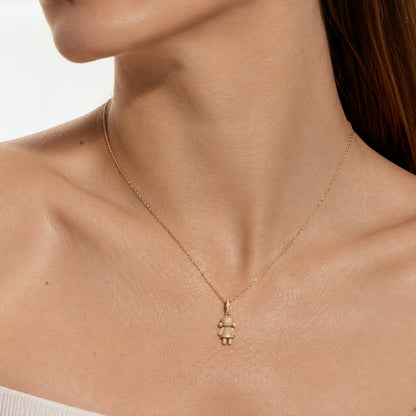 Dije de niña en pavé puesto al cuello, en otro plano