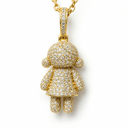 Dije dorado con figura de nina cubierta en pave de circonias