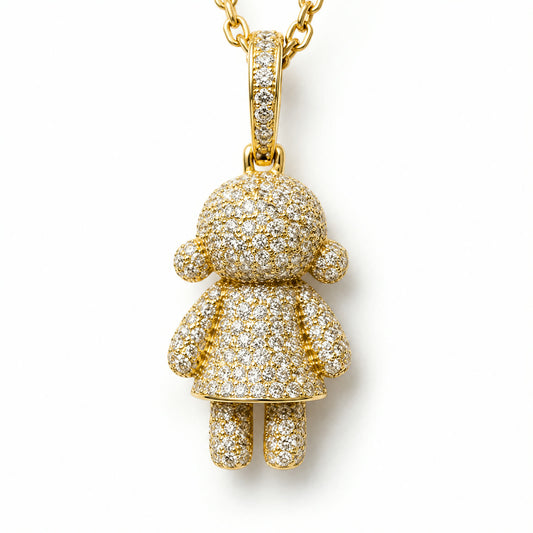 Dije dorado con figura de nina cubierta en pave de circonias