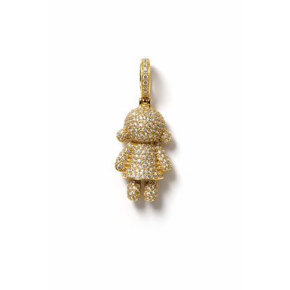 Dije dorado con figura de niña cubierta en pavé de circonias
