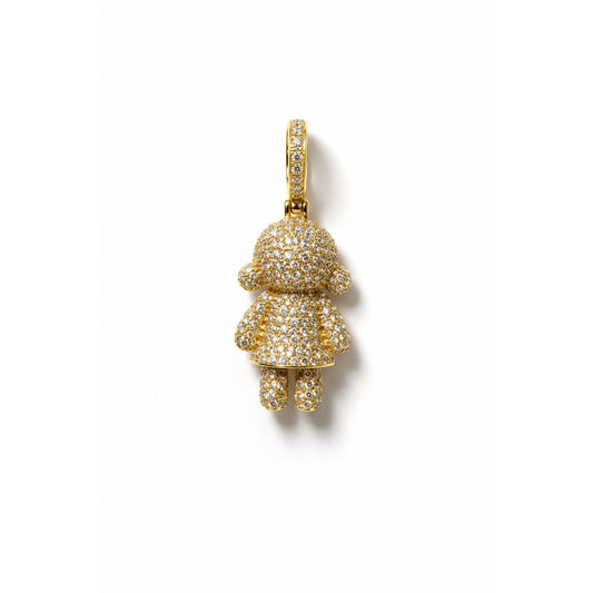 Dije dorado con figura de niña cubierta en pavé de circonias