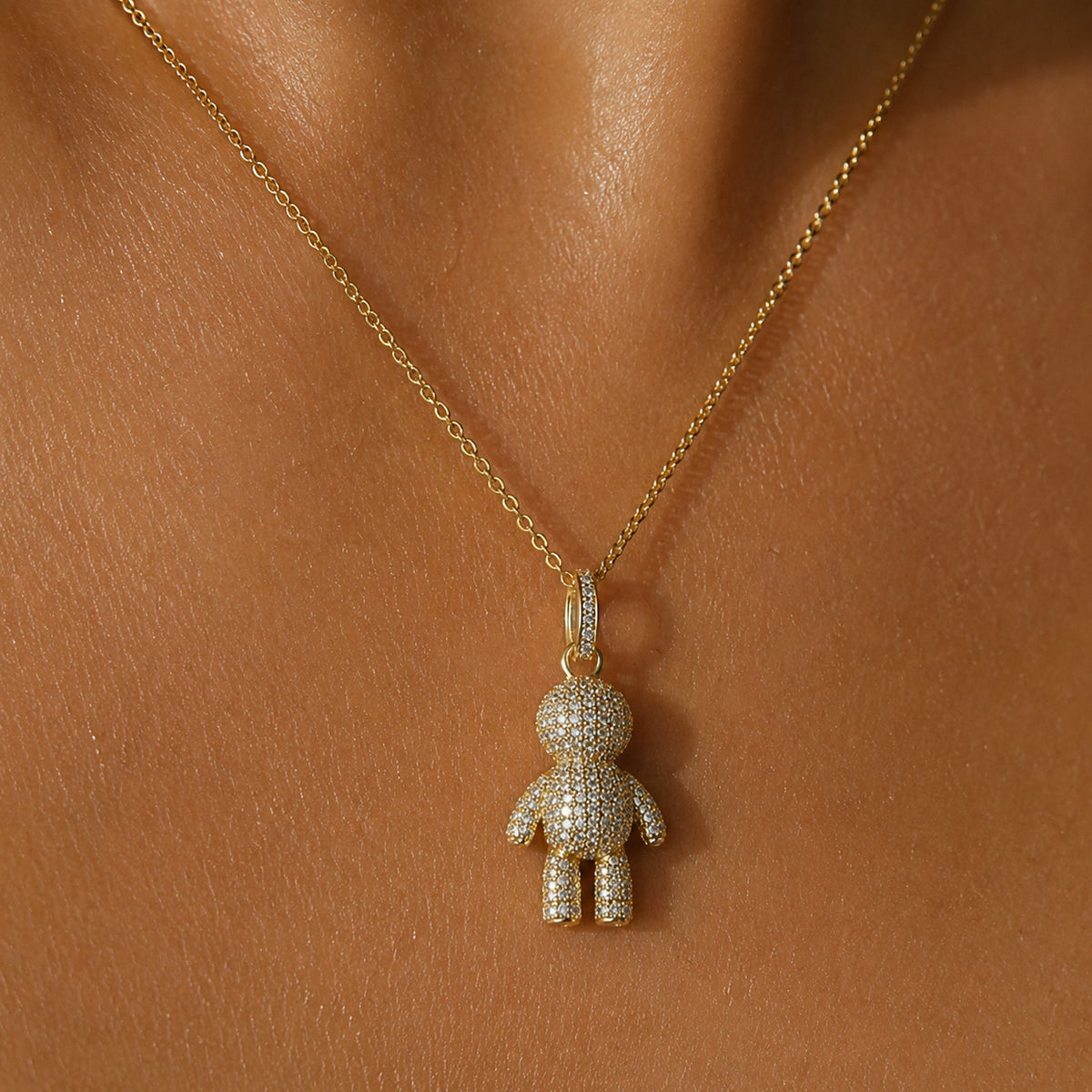 Dije de niño en pavé puesto al cuello, en otro plano
