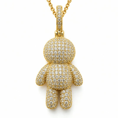 Dije dorado con figura de nino cubierta en pave de circonias