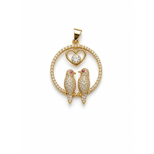 Dije circular dorado con dos pájaros y un corazón en pavé de circonias