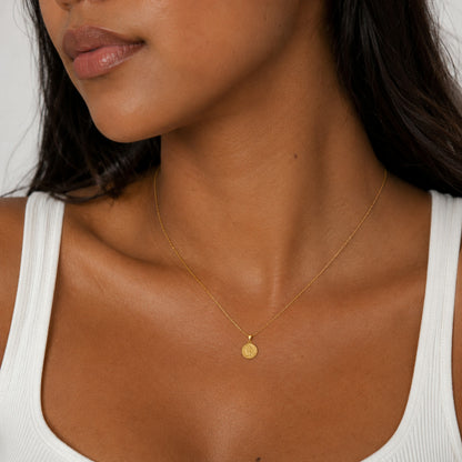 Dije de la medalla de la Virgen María puesto al cuello