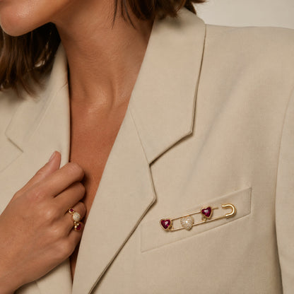 Pin de corazones puesto en la solapa de un blazer