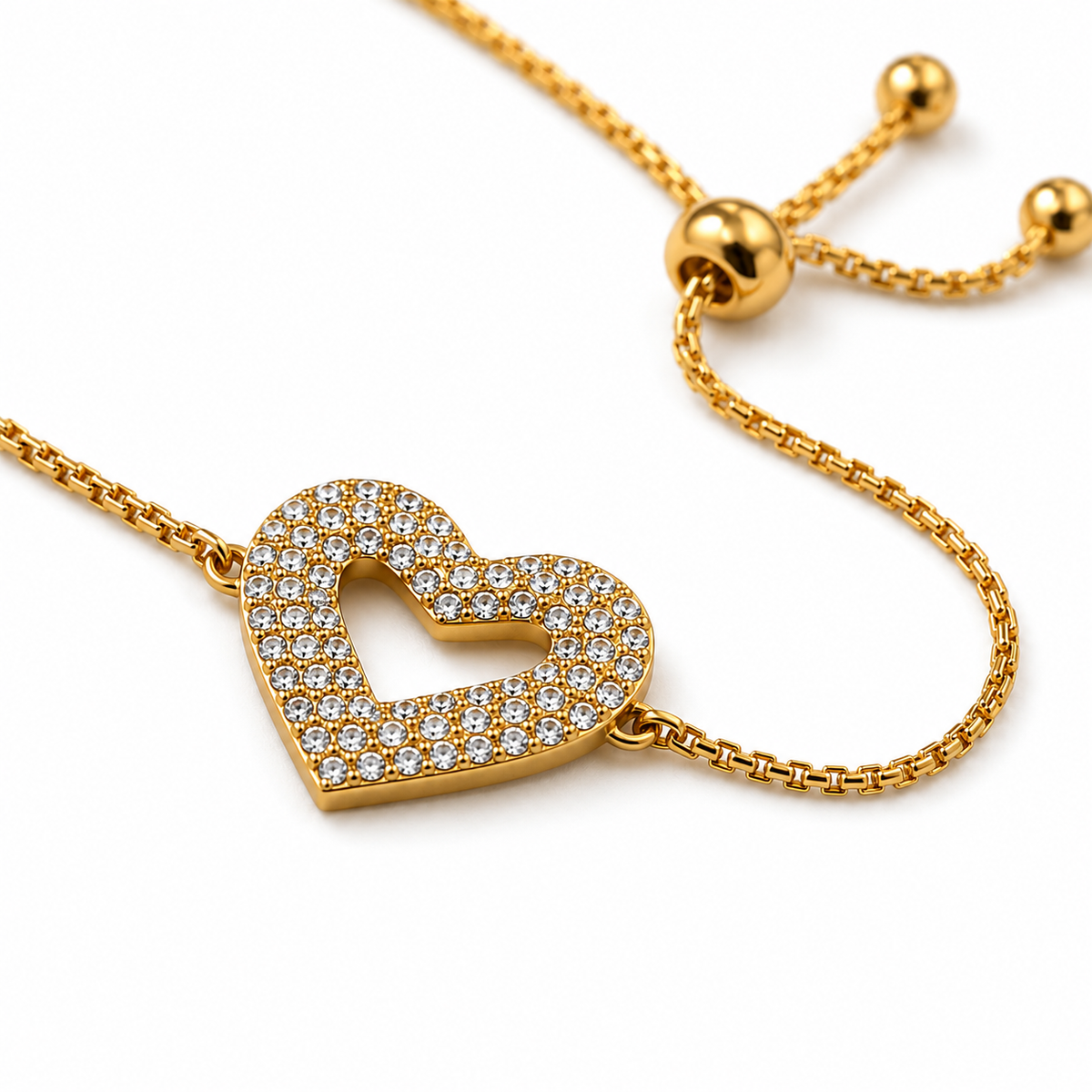 Primer plano del corazón abierto en pavé y el cierre corredizo de la pulsera
