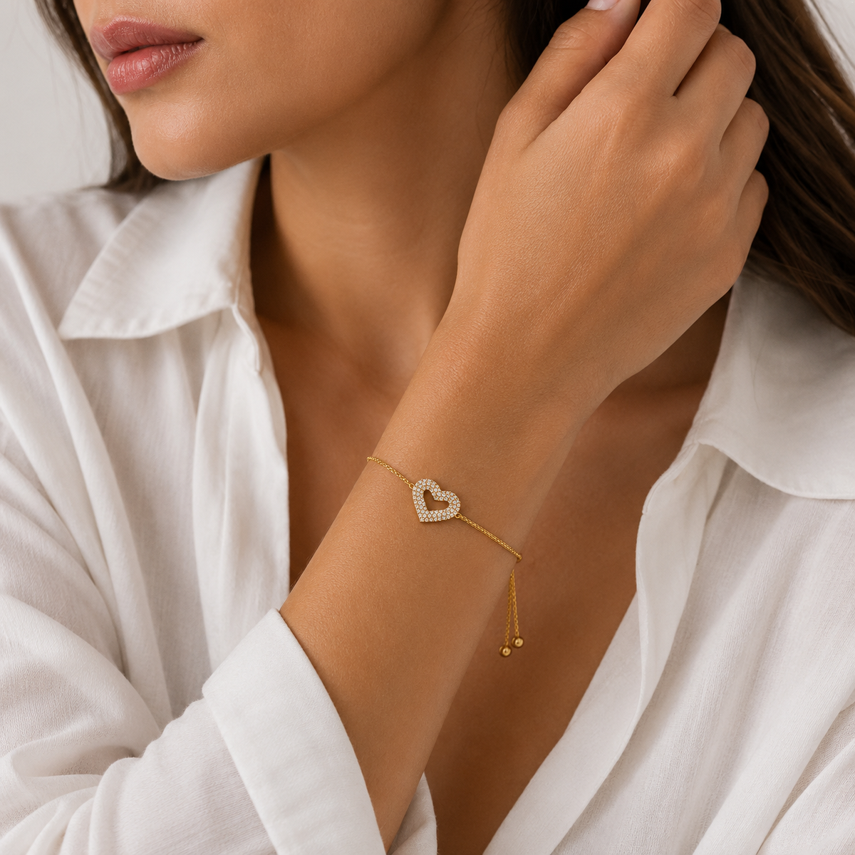Muñeca con camisa blanca y la pulsera de corazón abierto puesta