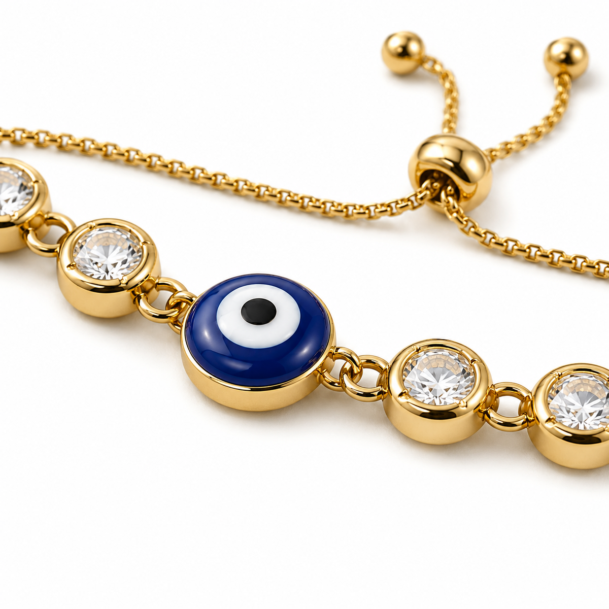 Primer plano del ojo turco azul y las circonias de la pulsera