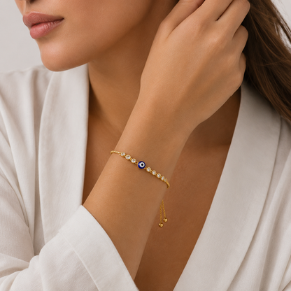 Muñeca con camisa blanca y la pulsera de ojo turco puesta