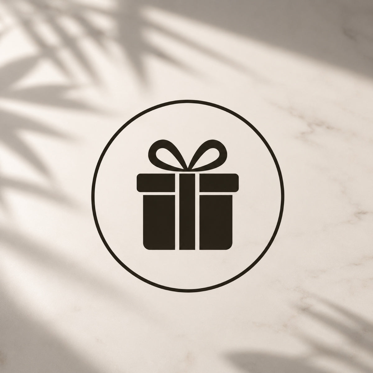 Icono de caja de regalo dentro de un circulo, sobre fondo claro